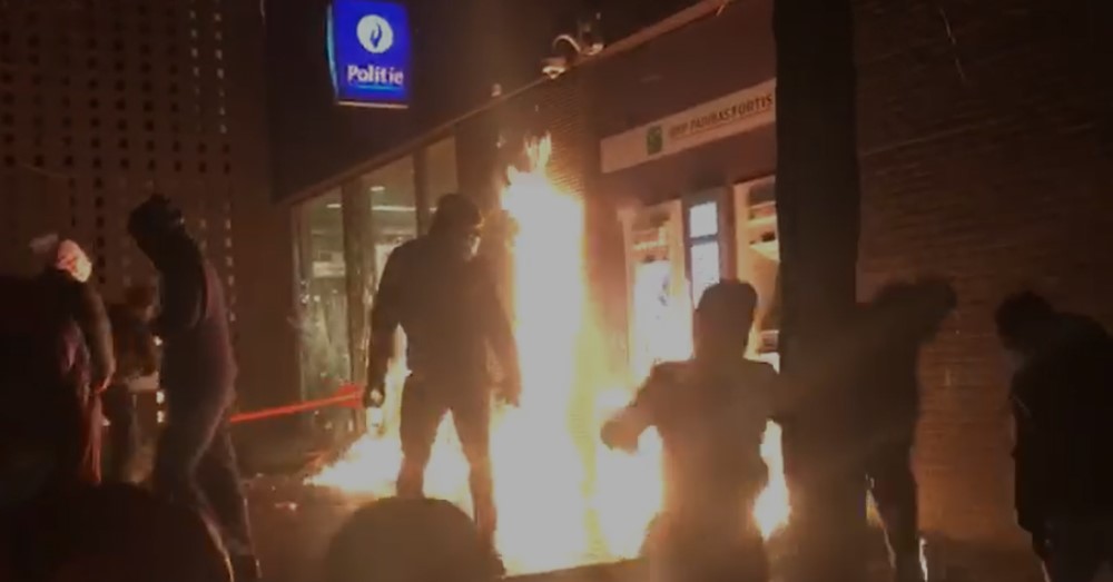 Foto: Twitter. Politiecommissariaat en minstens twee politiewagens in brand bij zware Rellen in Brussel