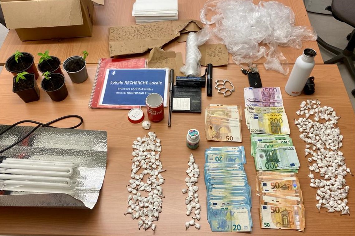 Politie Brussel betrapt cocaïnedealer op heterdaad: voertuig en 15.000 euro buit in beslag genome