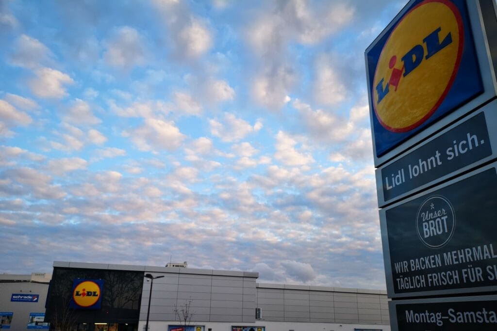 Bombrief ontploft op hoofdkantoor Lidl in Duitsland 3 gewonden PAL
