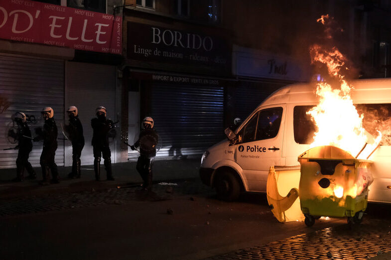Brussel: 14 verdachten opgepakt voor zware rellen en brandstichting politiekantoor