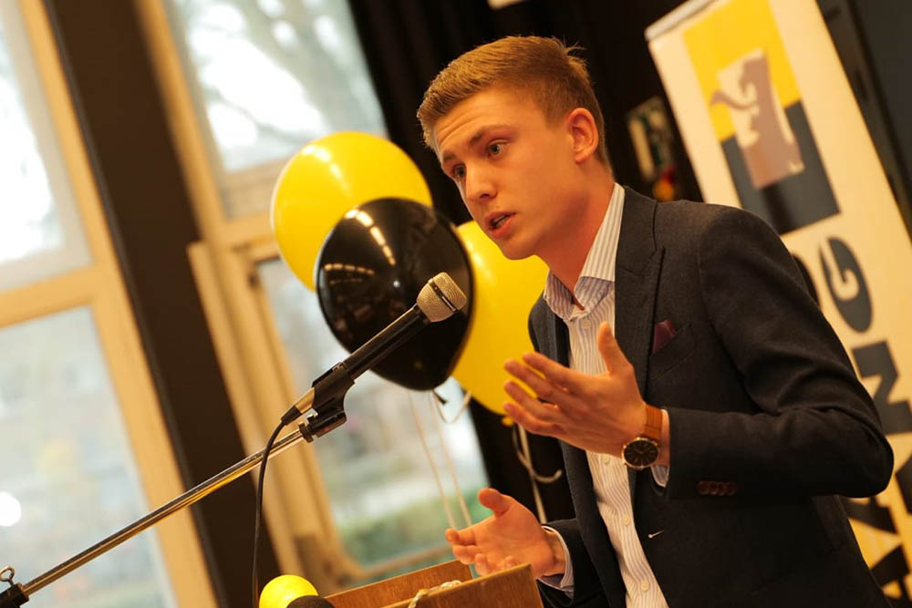 Vlaams Belang Jongeren betogen tegen avondklok bij aanvang Overlegcomité