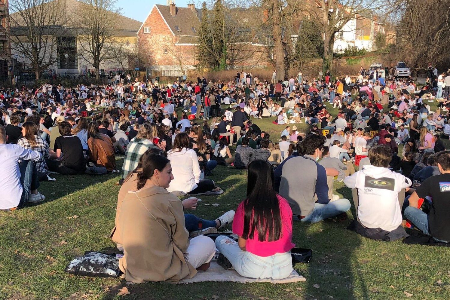 Ridouani (sp.a) laat Leuvens stadspark ontruimen wegens te veel studenten, maar krijgt kritiek