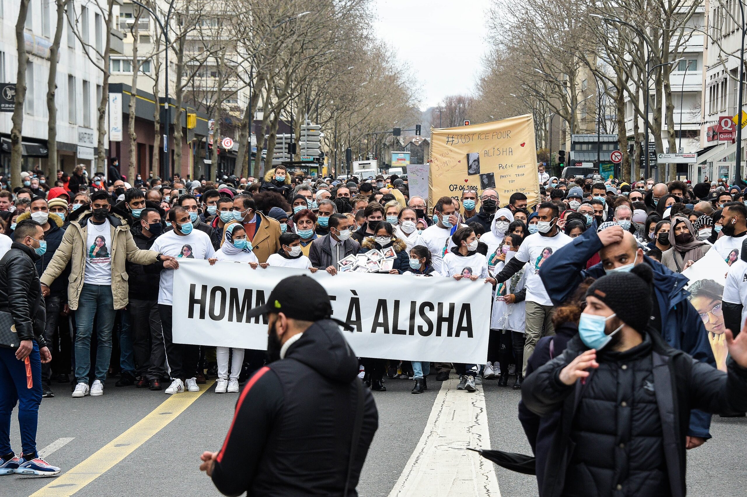 Alisha (14) mishandeld en in Seine geduwd door minderjarige klasgenoten na ruzie over pikante foto's