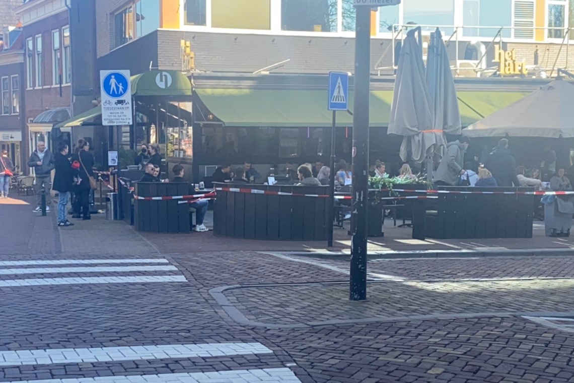 Nederlandse Horeca-ondernemer heropent even terrasjes, politie onmiddellijk ter plaatse