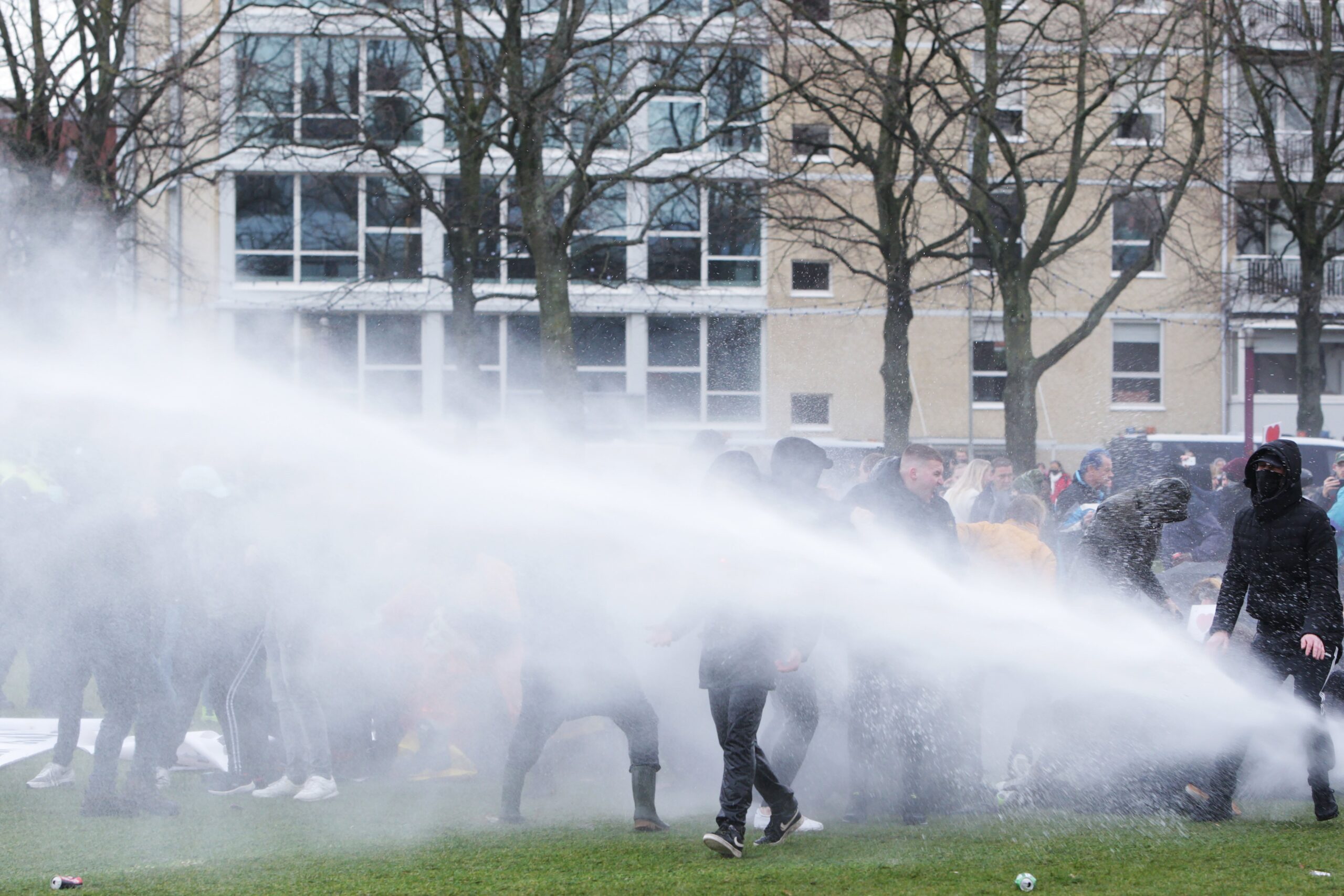 Opnieuw waterkanonnen ingezet bij protest in Amsterdam. Foto Photonews