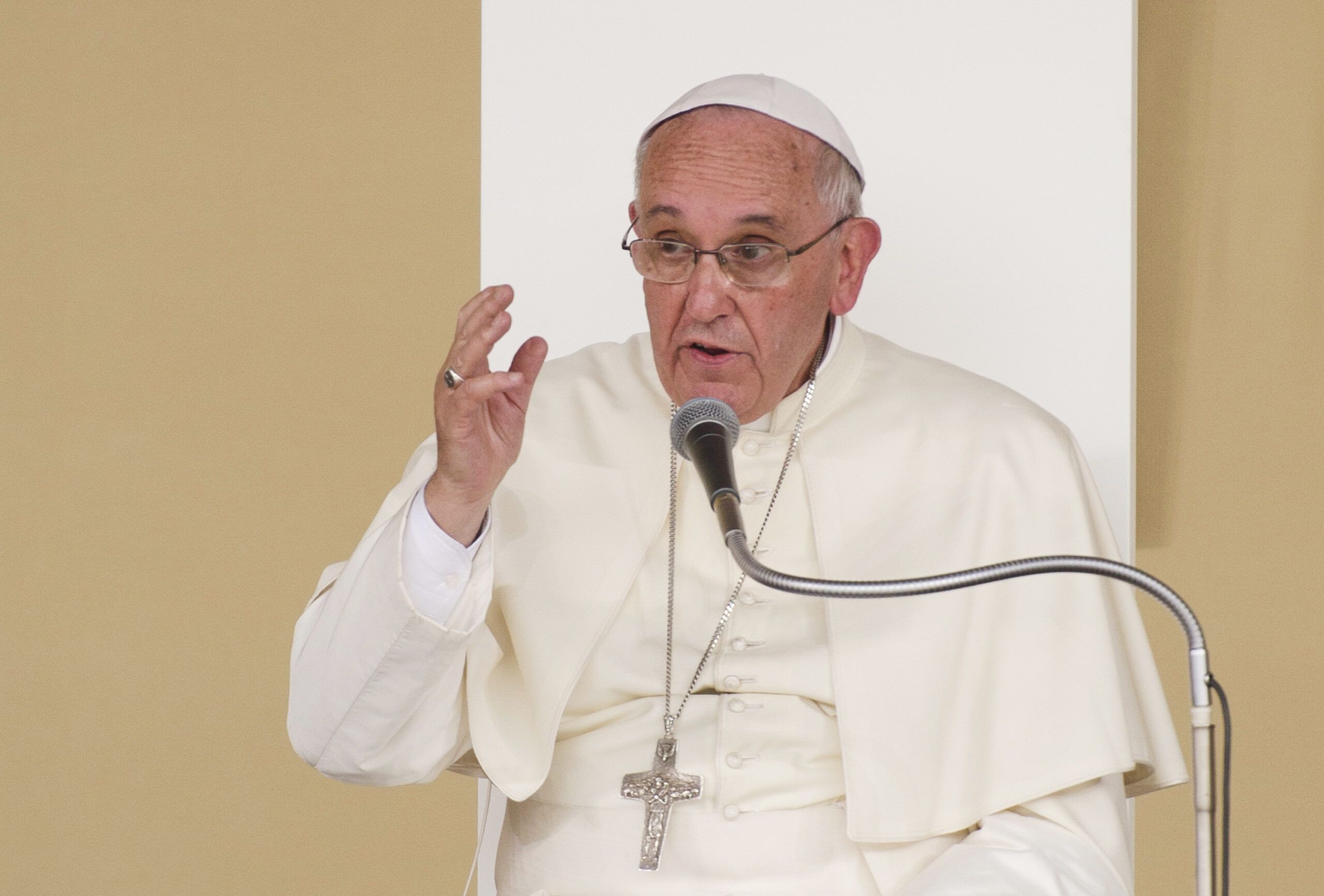 "Homoseksuele relaties kunnen niet gezegend worden", vindt paus: Hilde Crevits (CD&V) voelt 'plaatsvervangende schaamte'