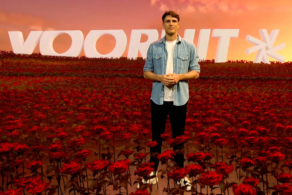 Conner Rousseau (Vooruit) stelt de nieuwe partijnaam voor.