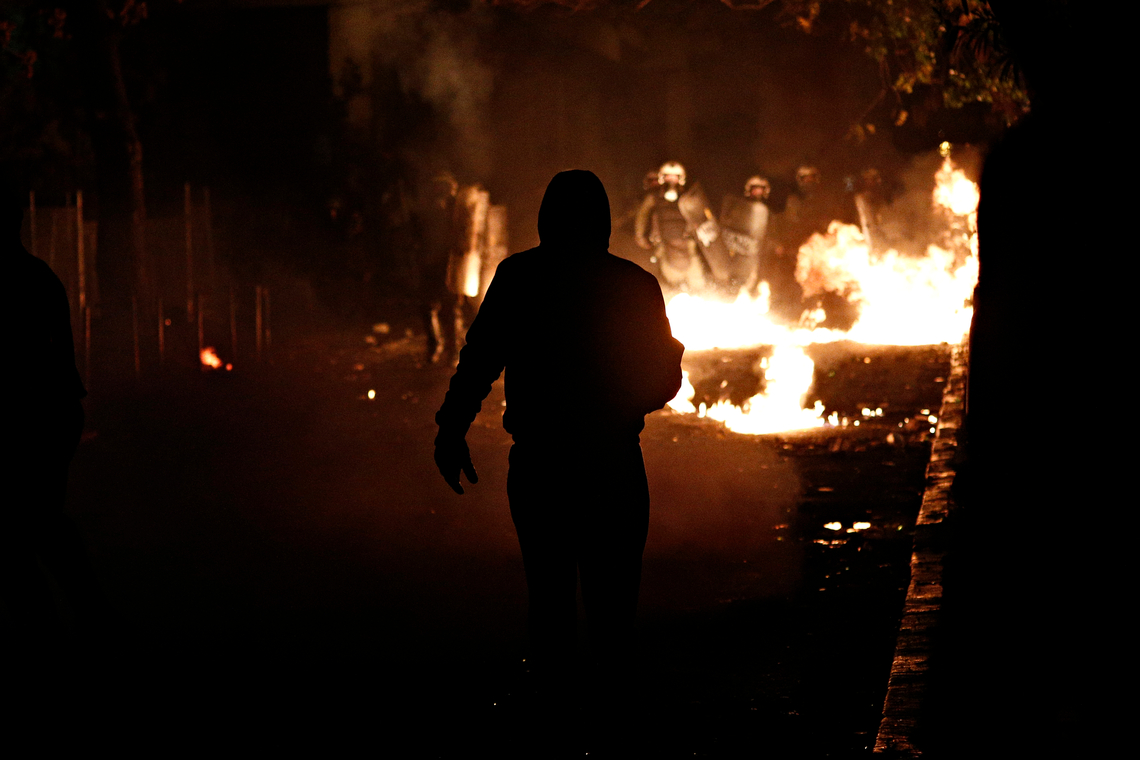 Betoger gooit molotovcocktail naar de politie in Athene. Foto Shutterstock