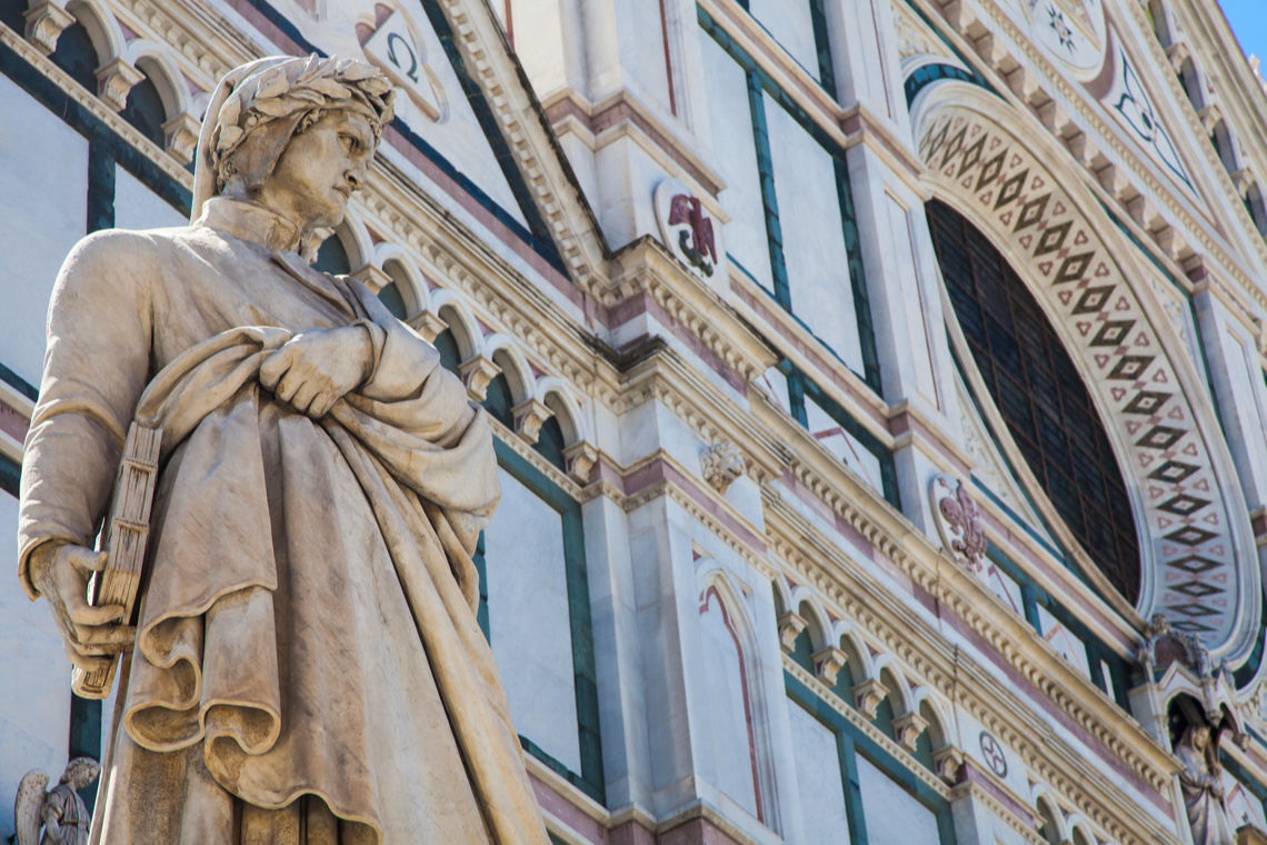 Standbeeld van Dante Alighieri in Firenze, Italië. Foto Shutterstock