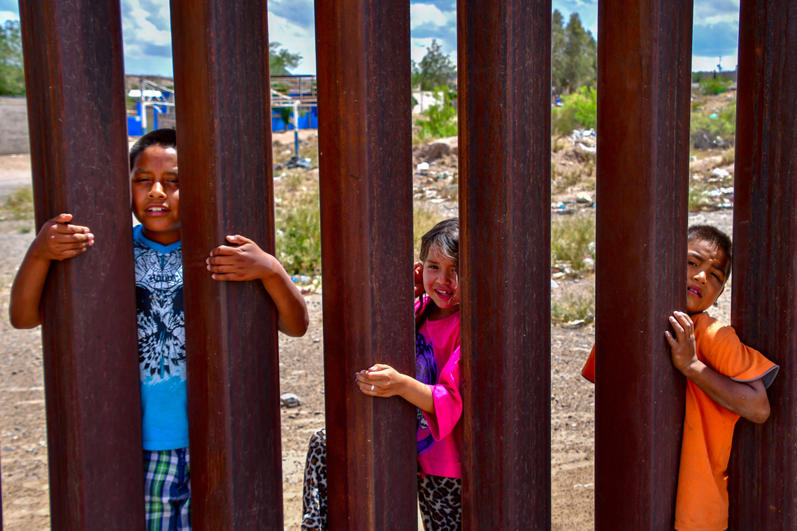 Mexicaanse kinderen aan de grens met de VS. Foto Shutterstock