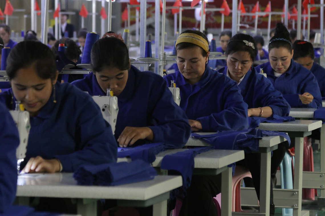 Oeigoervrouwen aan het werk in een textielfabriek in Xinjiang. Foto Shutterstock