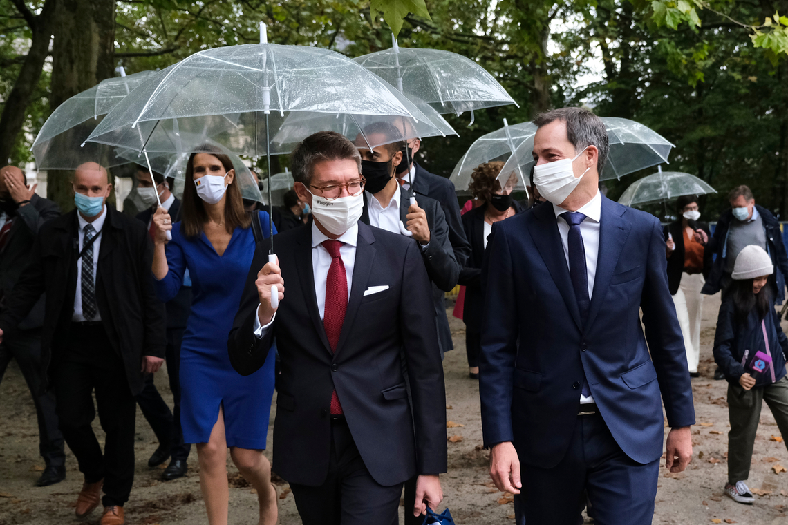Premier Alexander De Croo (Open-Vld) met zijn regering onderweg naar de eedaflegging in oktober - Foto: Shutterstock