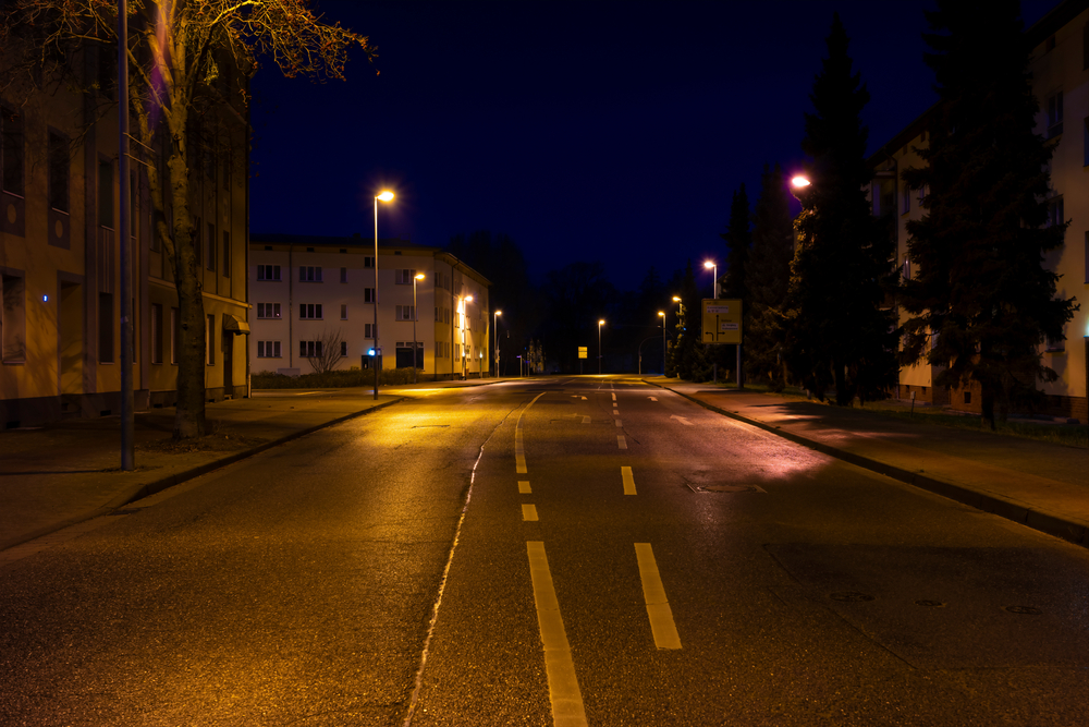 Lege straten na ingaan avondklok. Foto Shutterstock.