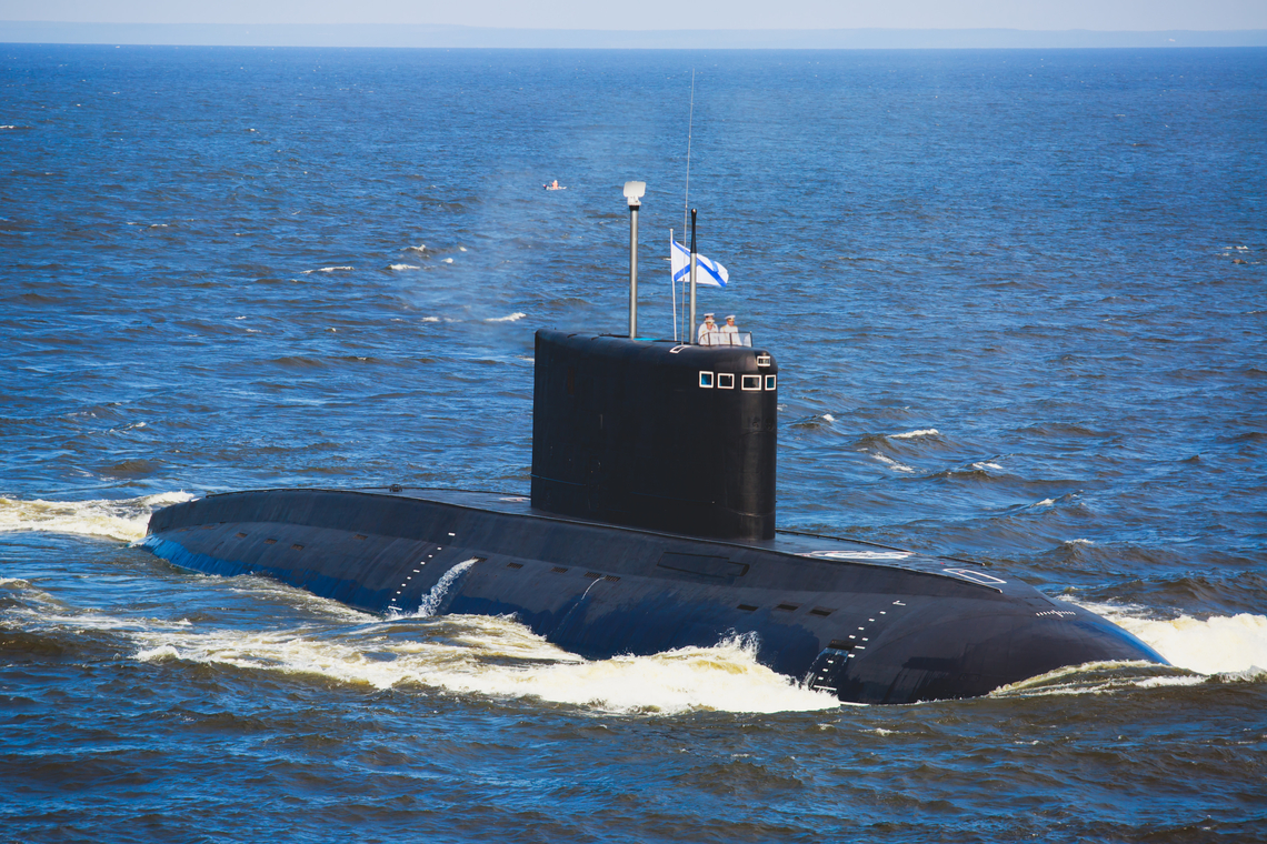 Een Russische onderzeeër met de vlag van de marine. Foto Shutterstock.