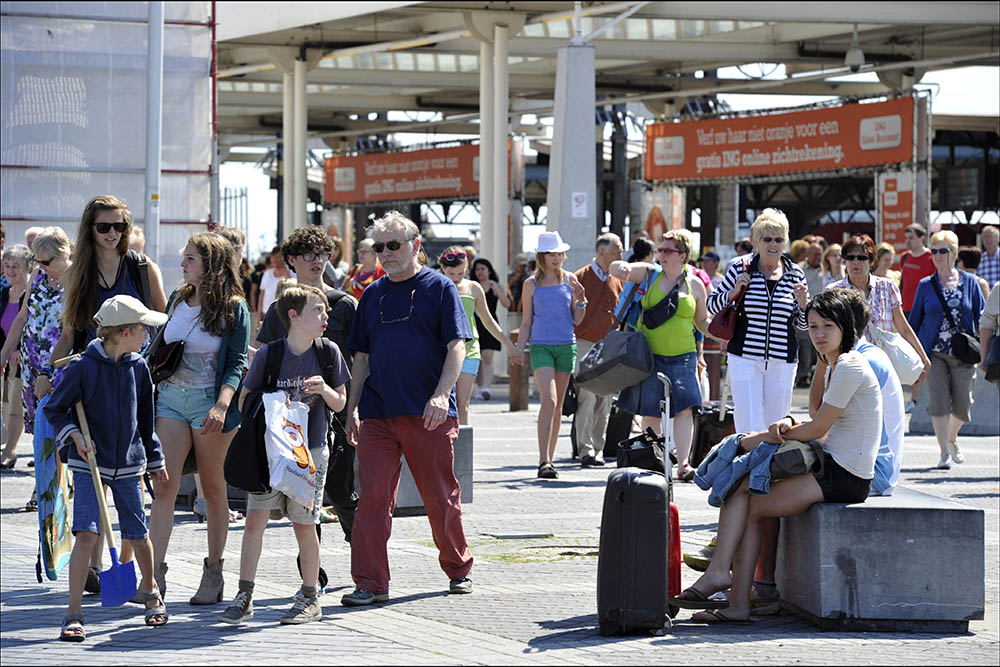 Reizigers aan het station van Oostende (Photonews)