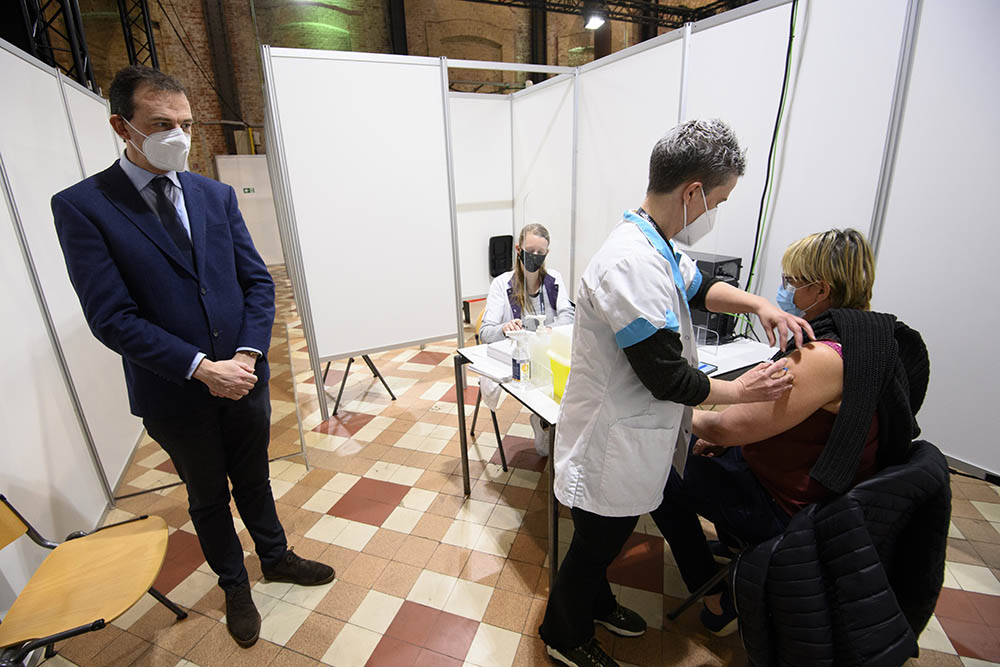Vlaams minister van Welzijn Wouter Beke (CD&V) op bezoek in een vaccinatiecentrum (Photonews)