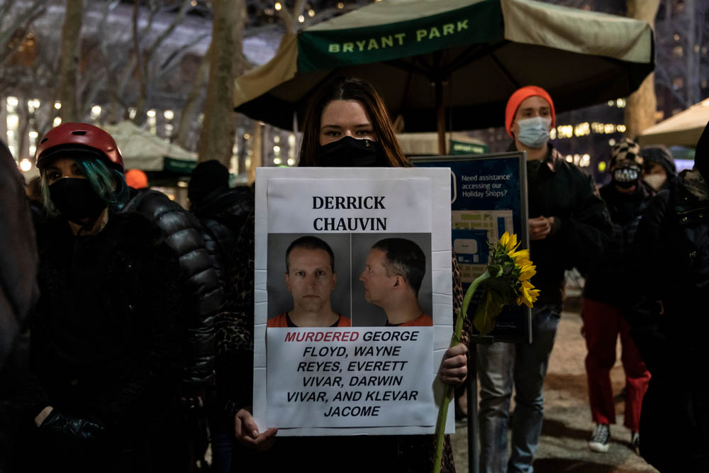 Een betoger op de eerste dag van het proces tegen Derek Chauvin (Shutterstock)