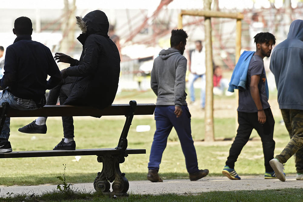 Migranten in het Maximiliaanpark te Brussel (Photonews)