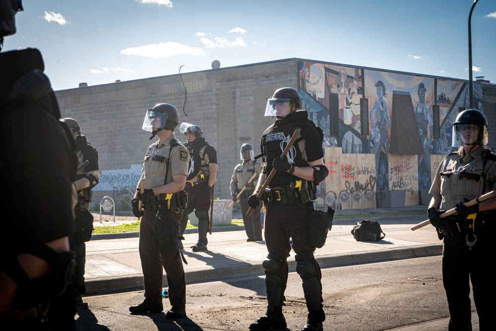 Politie in Minneapolis tijdens de rellen na de dood van George Floyd (Shutterstock)