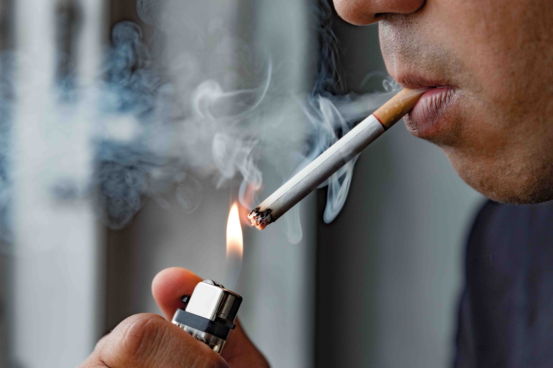 "Rokers aan de in- en uitgang van ziekenhuizen zorgen voor overlast." Foto Shutterstock.