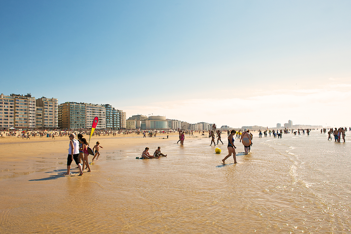 Toeristen op het strand van Oostende - Foto: Shutterstock
