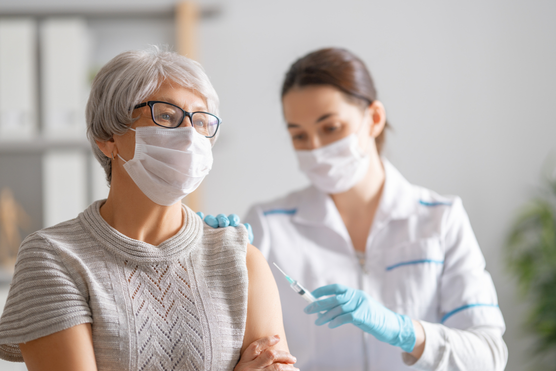 Een vrouw wordt gevaccineerd. Foto Shutterstock.
