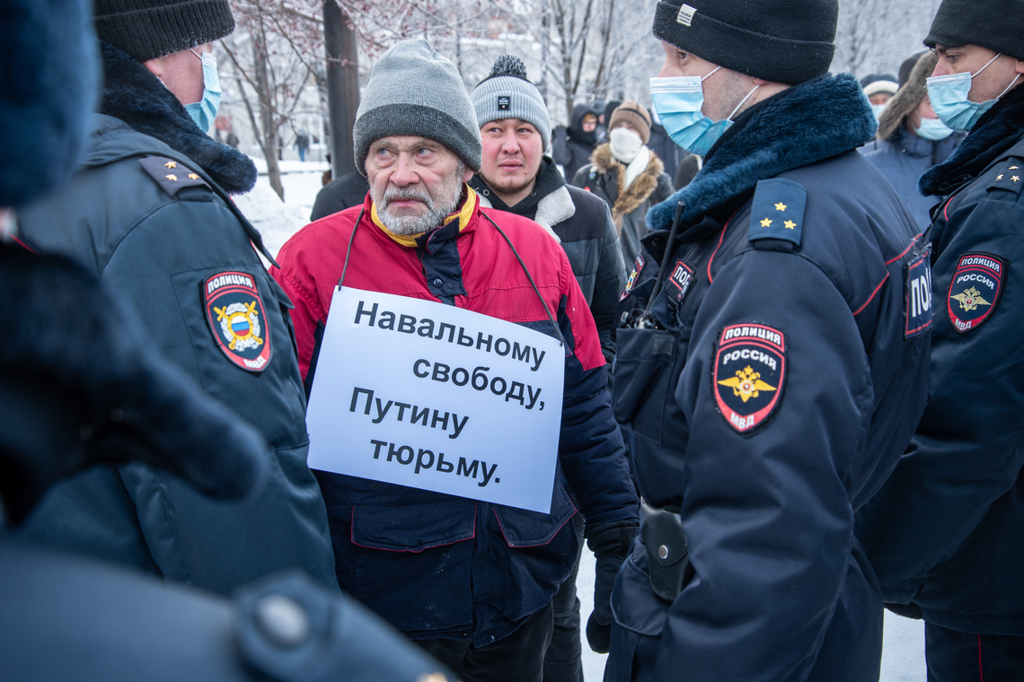 Een man met een bord waarop "vrijheid voor Navalny, gevangenis voor Poetin" geschreven staat. Foto Shutterstock.