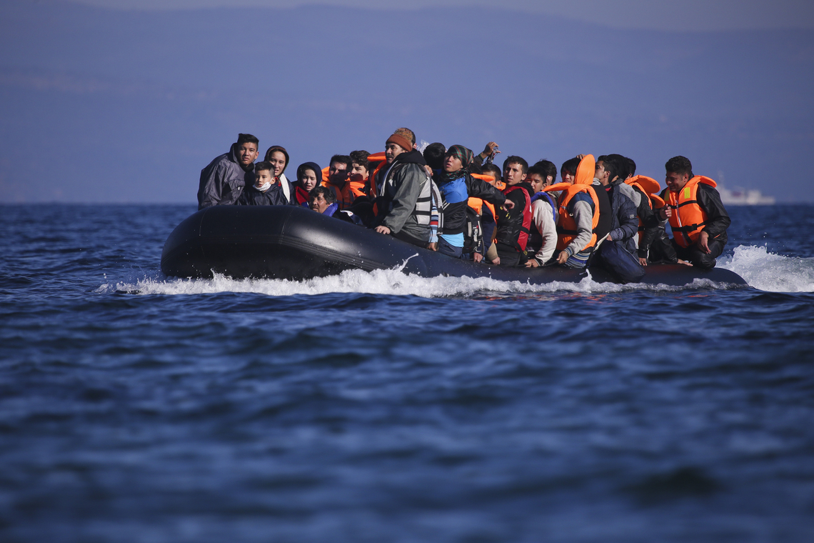 Migranten in een bootje. Foto Shutterstock.