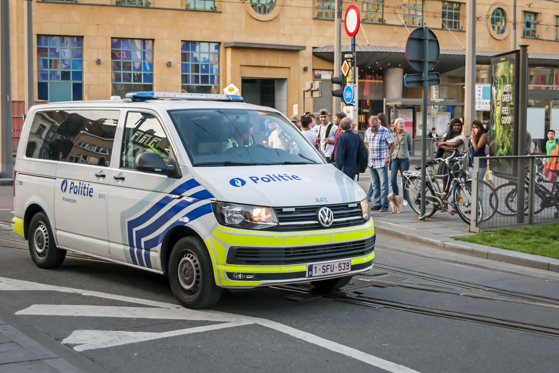 Politie met flessen bekogeld op Antwerpse Scheldekaaien, zes relschoppers opgepakt