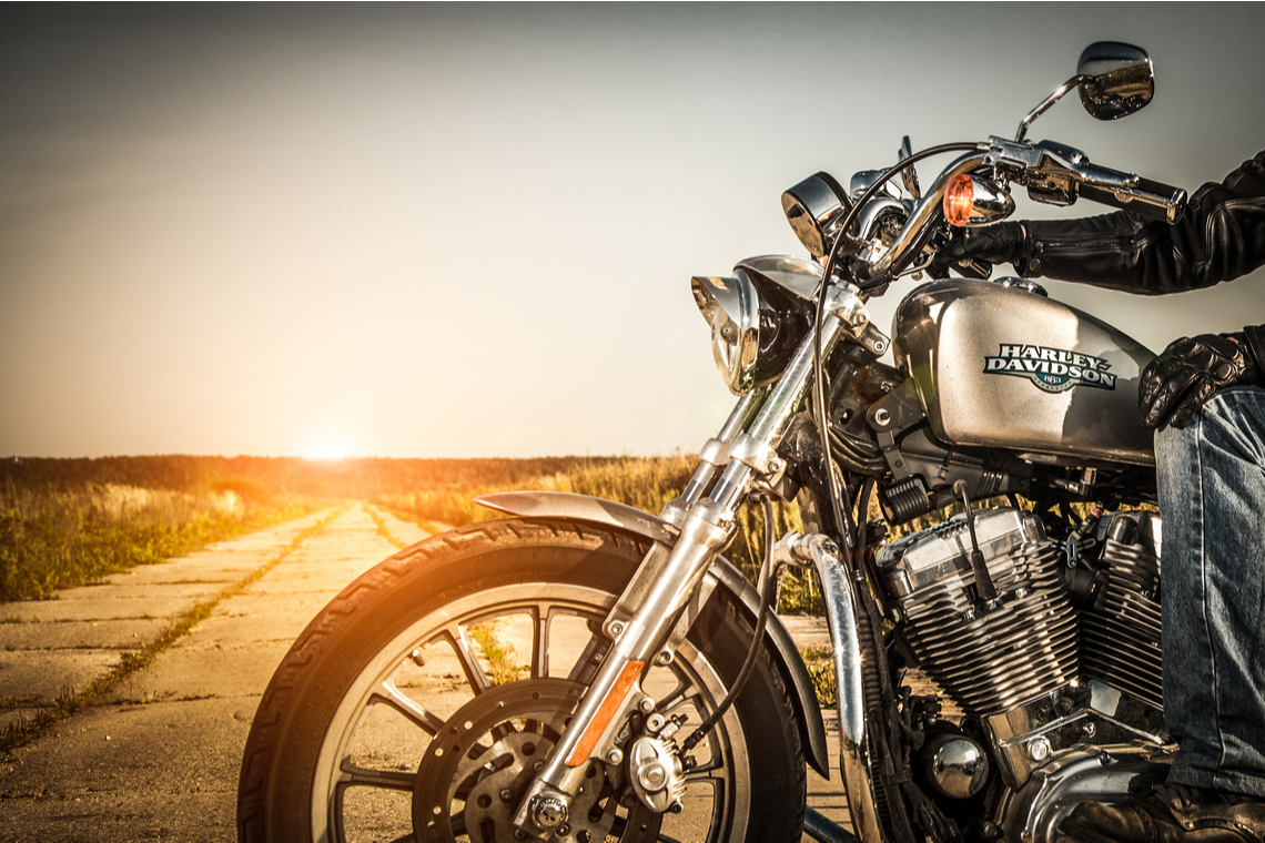 Een motorrijder op een Harley Davidson. Foto Shutterstock