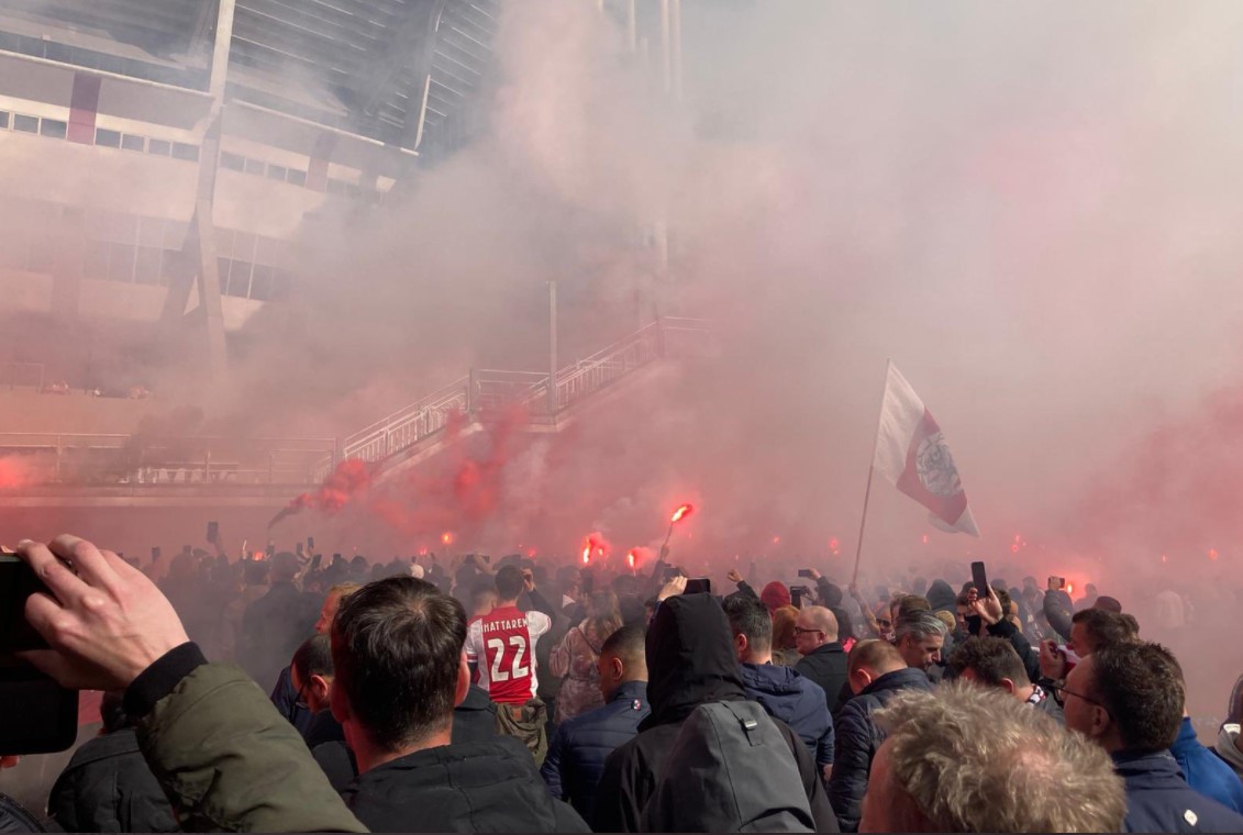 12.000 Ajax supporters vieren feest: "Elke week mobiele eenheden inzetten en dit laten we gaan?"