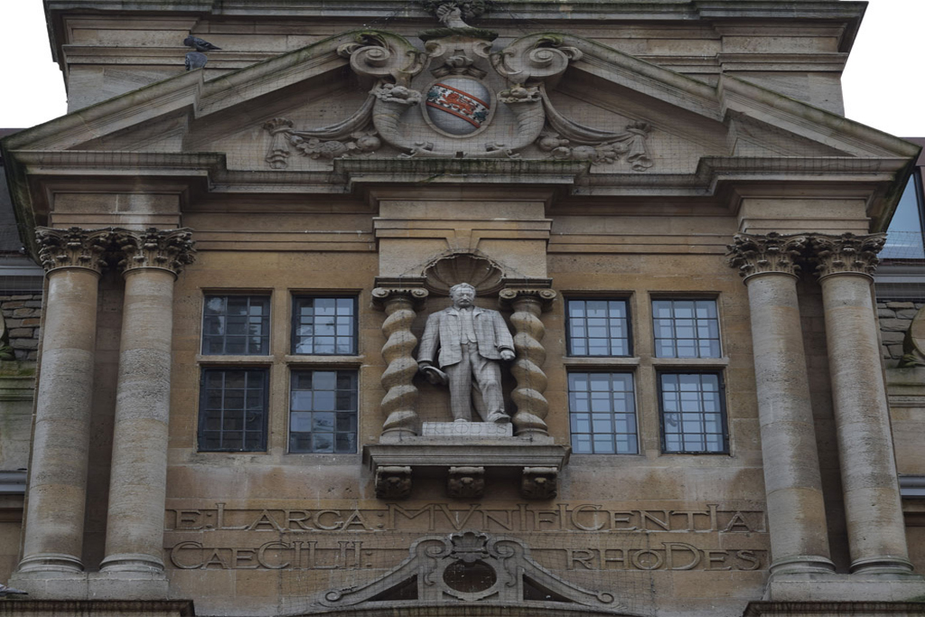 Het standbeeld van Cecil Rhodes - Foto: Oxford History Buildings