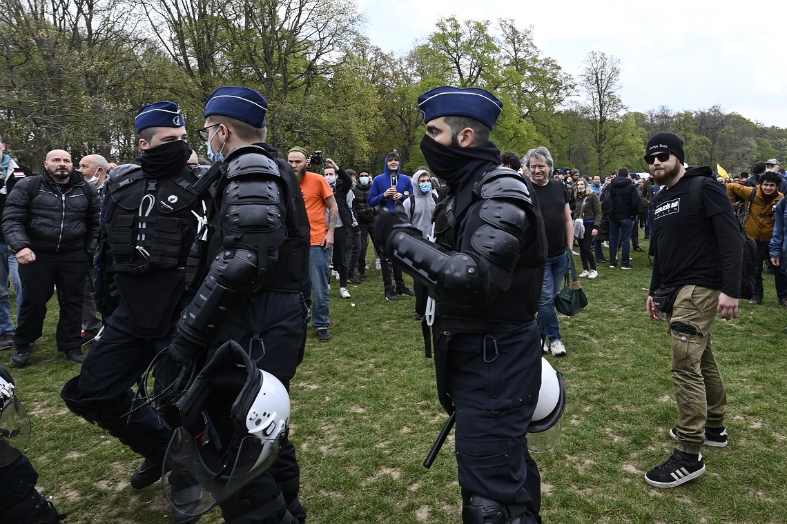Politie op 'La Boum 2'. Foto Photonews