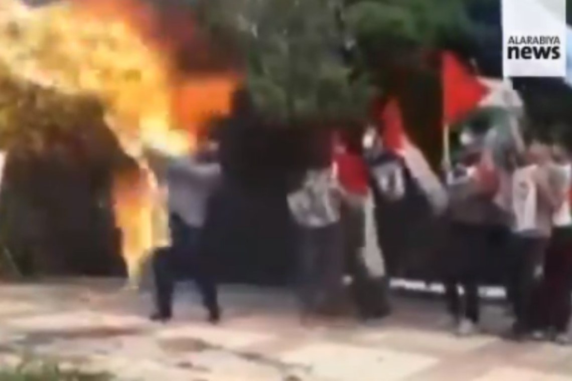 Iraanse man vliegt zelf in brand terwijl hij Israëlische vlag verbrandt