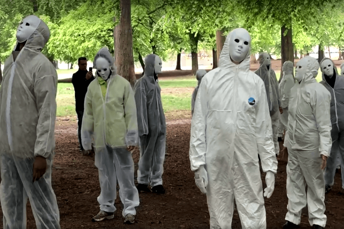 Gemaskerde manifestanten in Ter Kamerenbos. (Foto PALNWS)