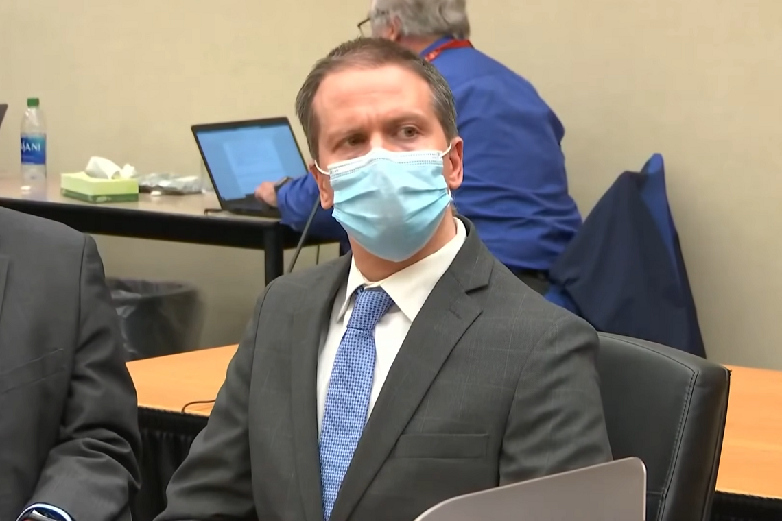 Derek Chauvin tijdens zijn proces. (Foto Youtube)