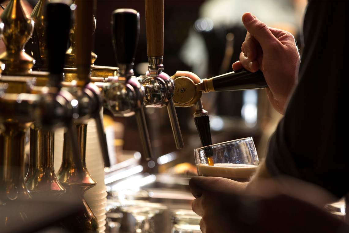 Britten trekken massaal naar pubs, bierschaarste dreigt