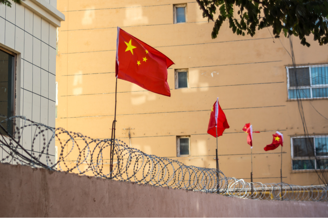 Een Chinese vlag in Kashgar (Xinjiang), China - Foto: Shuttestock