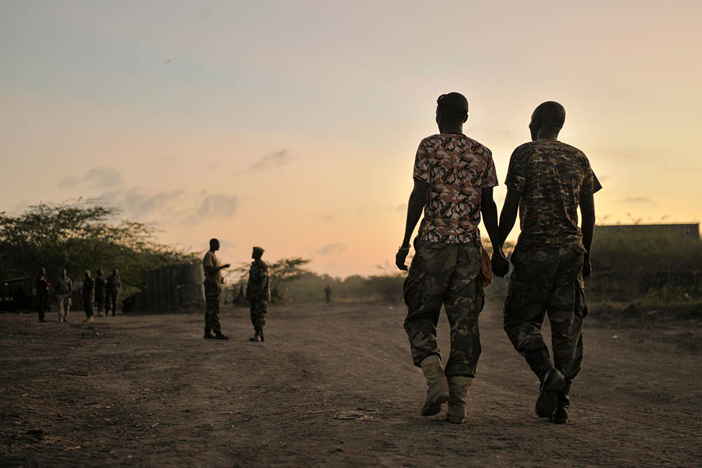 Twee Oegandese militairen (Shutterstock)
