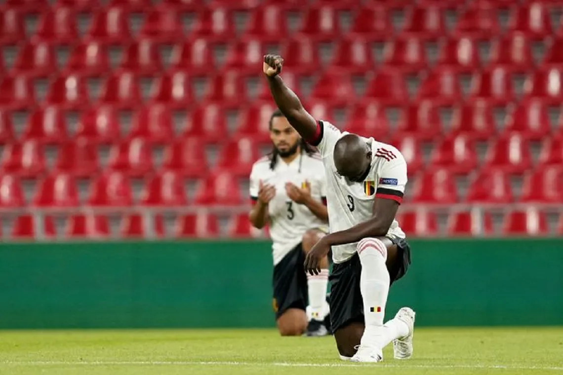 Romelu Lukaku knielt voor BLM. Foto Facebook