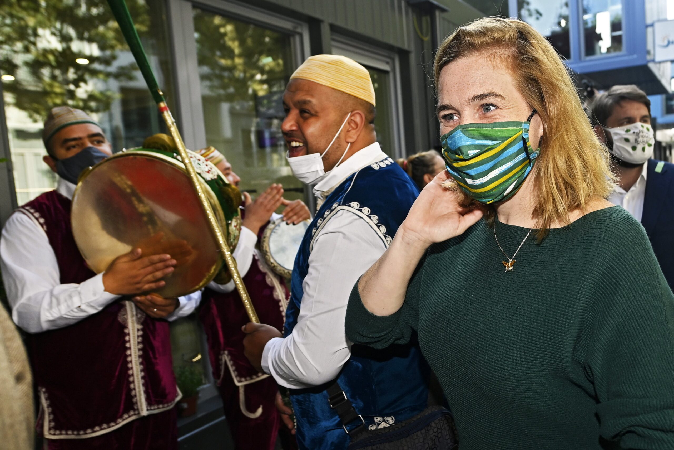 Hoofddoekenvonnis: Van den Brandt (Groen) overweegt religieuze symbolen in MIVB-uniform te intgegreren