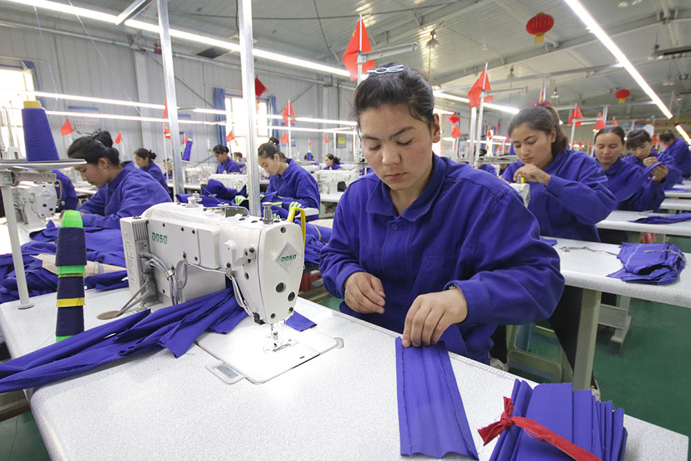 Oeigoerse vrouwen in een fabriek in Xinjiang (Shutterstock)