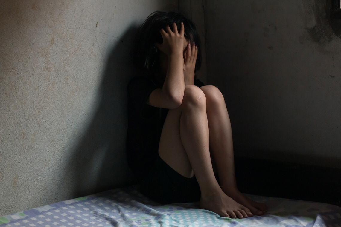 Een jong meisje dat mishandeld wordt. Foto Shutterstock.