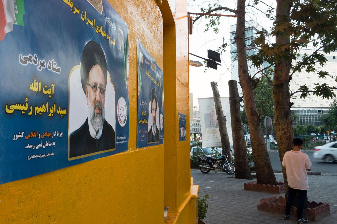Een verkiezingsposter van Ebrahim Raisi. Foto Shutterstock