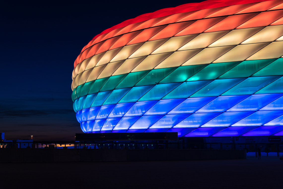De Allianz Arena in München verlicht met de regenboogvlag. Foto Shutterstock