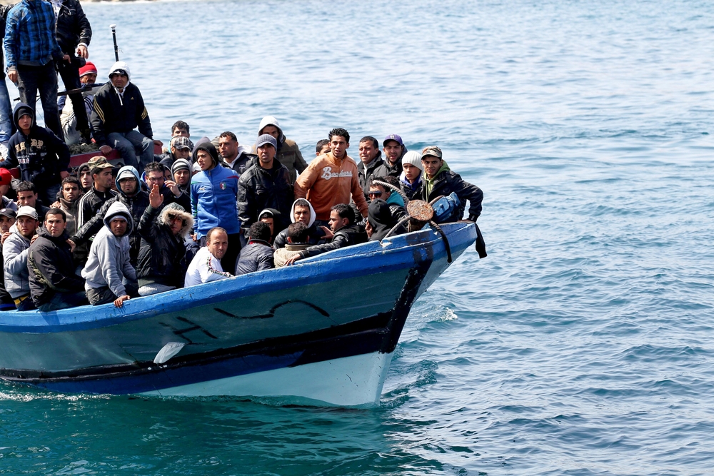 Migranten proberen met bootje Middellandse Zee over te steken. Foto Shutterstock.