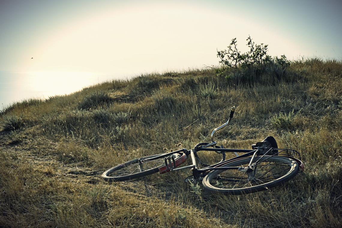 Een fiets in het gras. Foto Shutterstock.