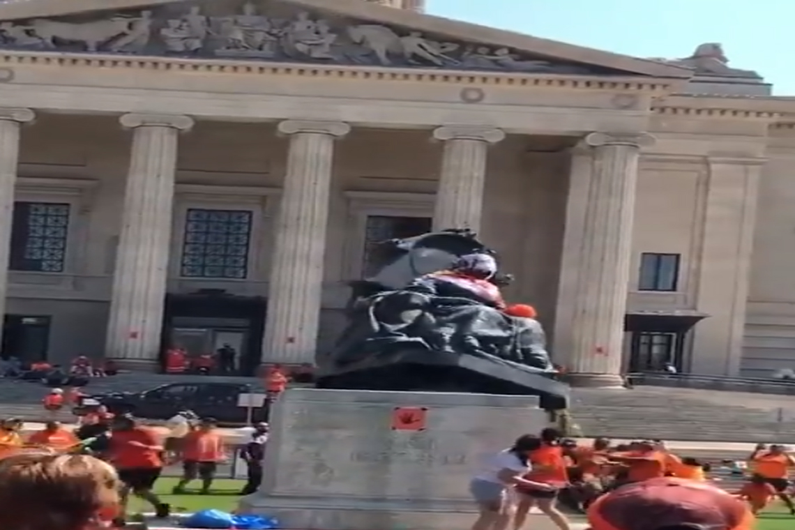Demonstranten trekken het standbeeld van Victoria naar beneden - Afbeelding: schermafbeelding uit videobeelden van Twitter