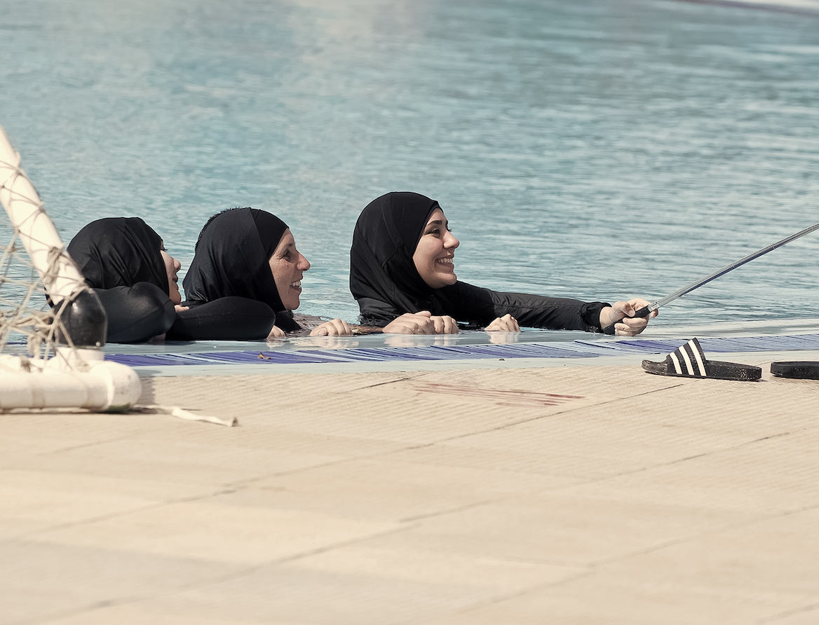 Vrouwen met boerkini in zwembad. Foto Shutterstock.