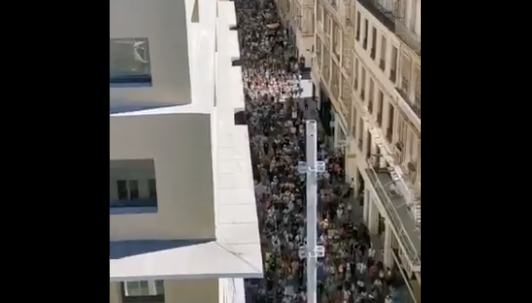 Ruim 100.000 Fransen op straat tegen coronapaspoort.